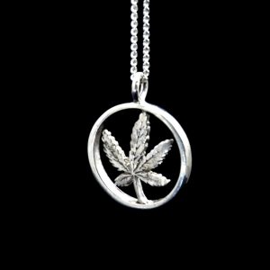 CANNABIS LEAF PENDANT INSIDE HEAVY RING
